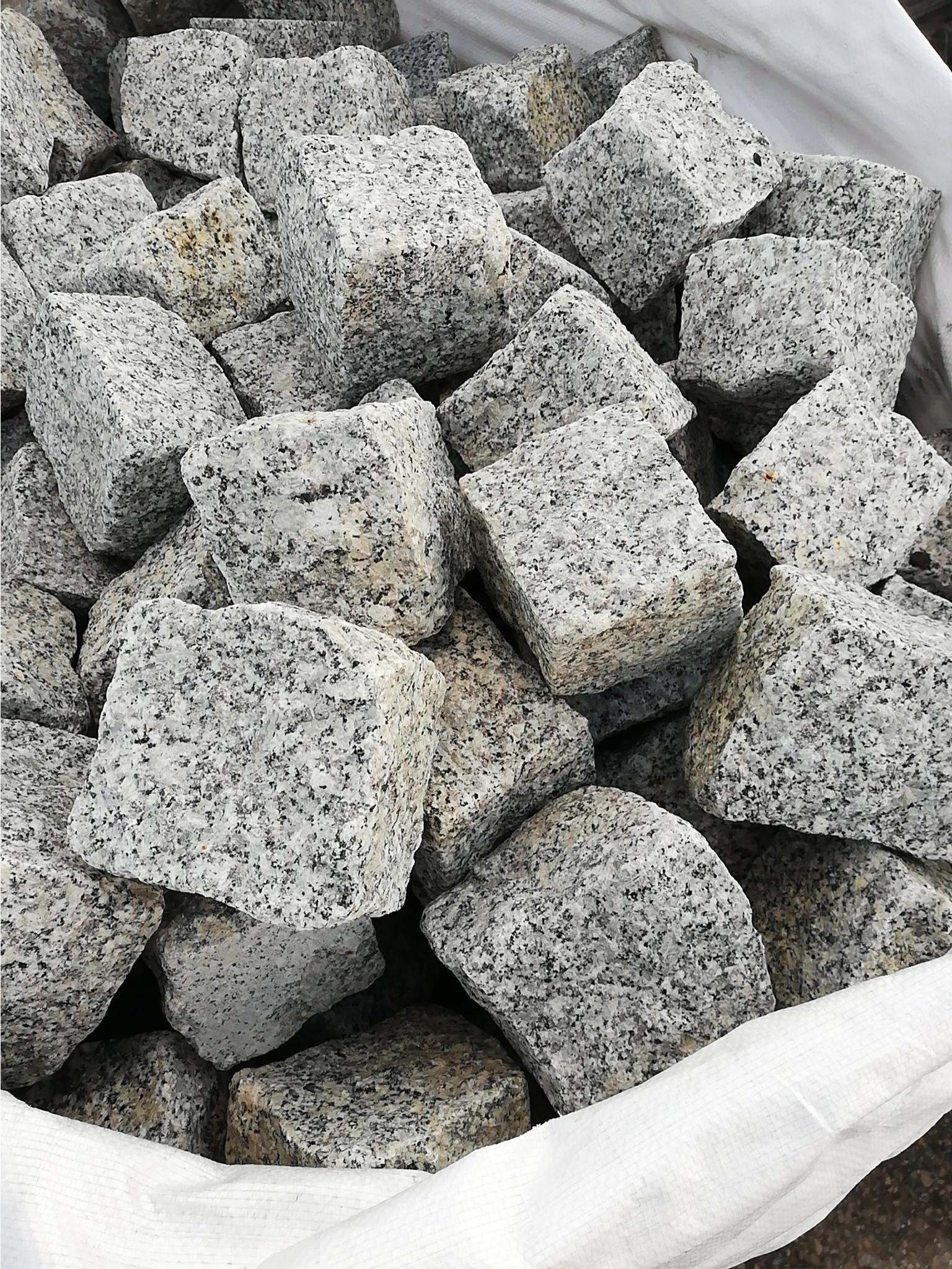 Skeltos granito trinkelės 10x10x10 cm, šviesiai pilkos www.ponasakmuo.lt 1
