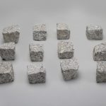 Skeltos granito trinkelės 5x5x5 cm, šviesiai pilkos www.ponasakmuo.lt