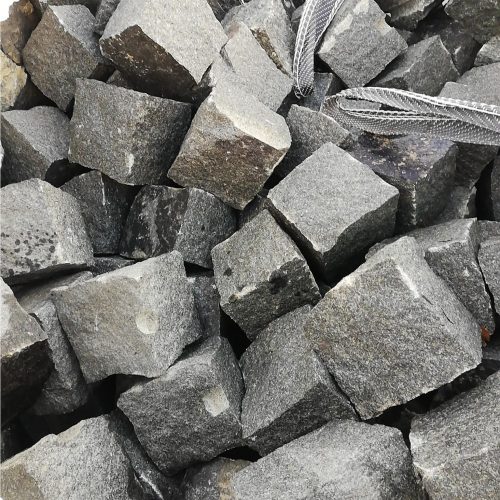 Skeltos granito trinkelės GABRO 10x10x10 cm, tamsiai pilkos www.ponasakmuo.lt