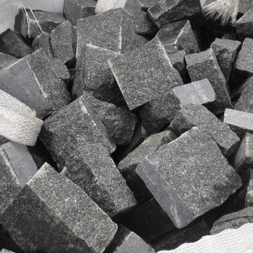 Skeltos granito trinkelės GABRO 10x10x5 cm, tamsiai pilkos www.ponasakmuo.lt