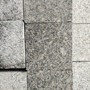 Granito trinkelės "SD BROWN" 10x10x5cm,rusvos. Visos kraštinės pjautos, viršus degintas.