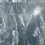 Migmatito plokštės 60x30x3(h) cm, pilkos. Visos kraštinės pjautos, viršus poliruotas