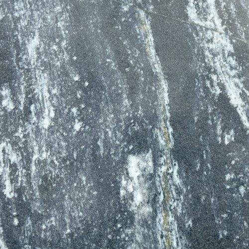 Migmatito plokštės 60x30x3(h) cm, pilkos. Visos kraštinės pjautos, viršus poliruotas