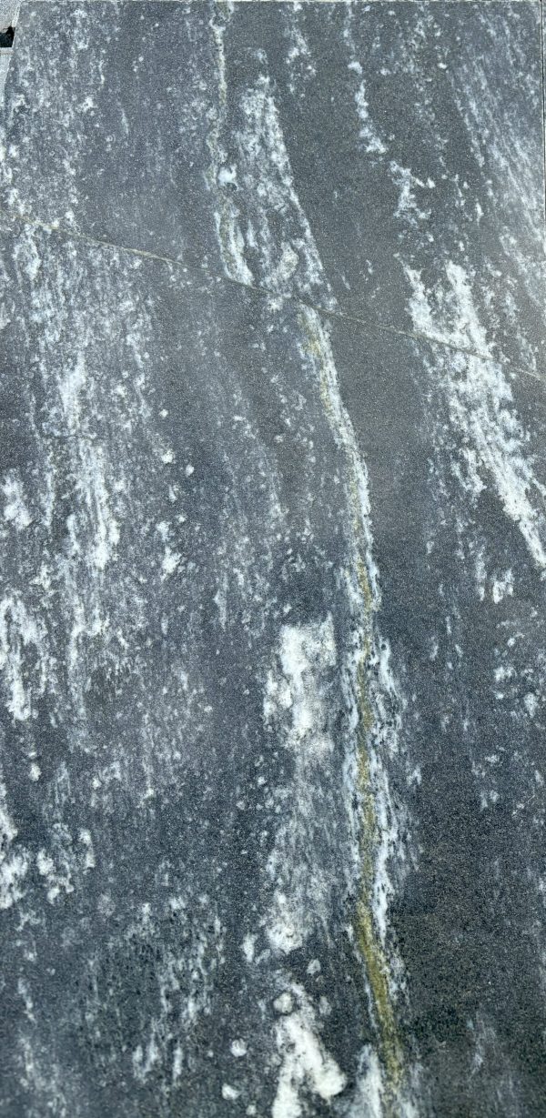 Migmatito plokštės 60x30x3(h) cm, pilkos. Visos kraštinės pjautos, viršus poliruotas