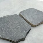 Bazalto plokštės, įvairių išmatavimų (diametras 20-80 cm, storis - 5 cm), juodos