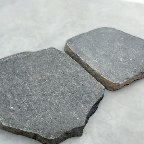 Bazalto plokštės, įvairių išmatavimų (diametras 20-80 cm, storis - 5 cm), juodos